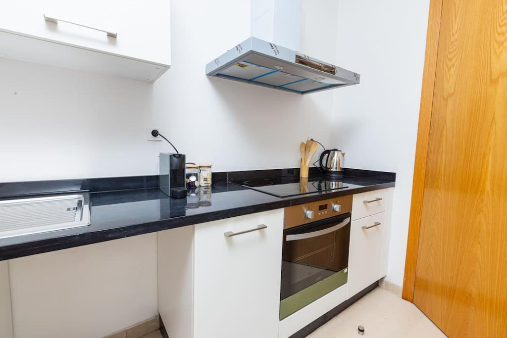 Modern 2Br Retreat In Marina Sale Luxury Living Apartment Hajja Exterior photo