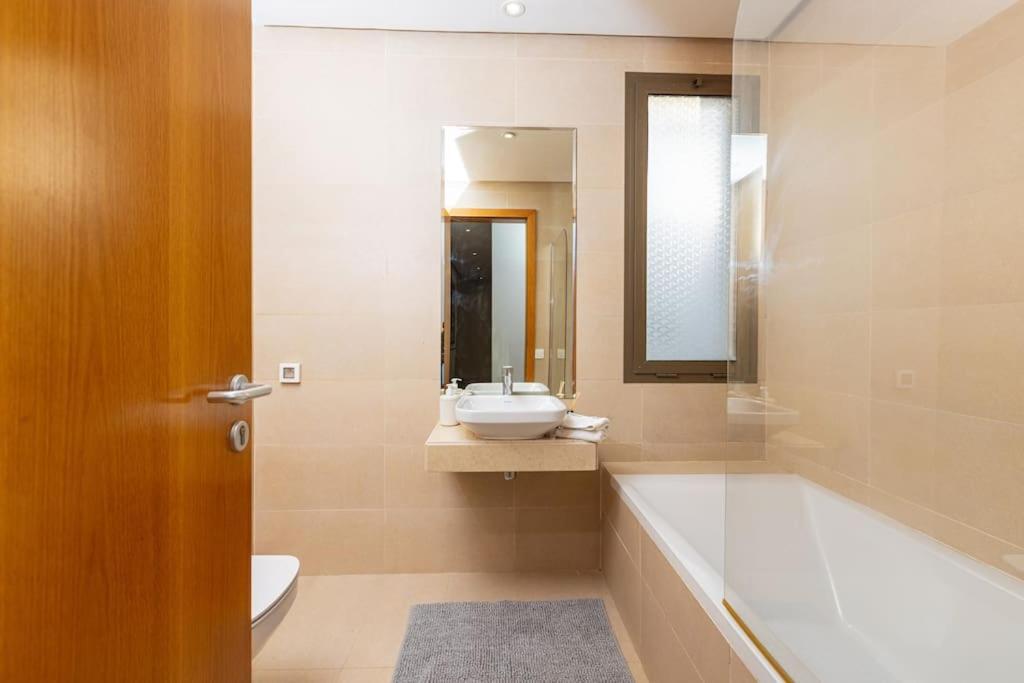 Modern 2Br Retreat In Marina Sale Luxury Living Apartment Hajja Exterior photo